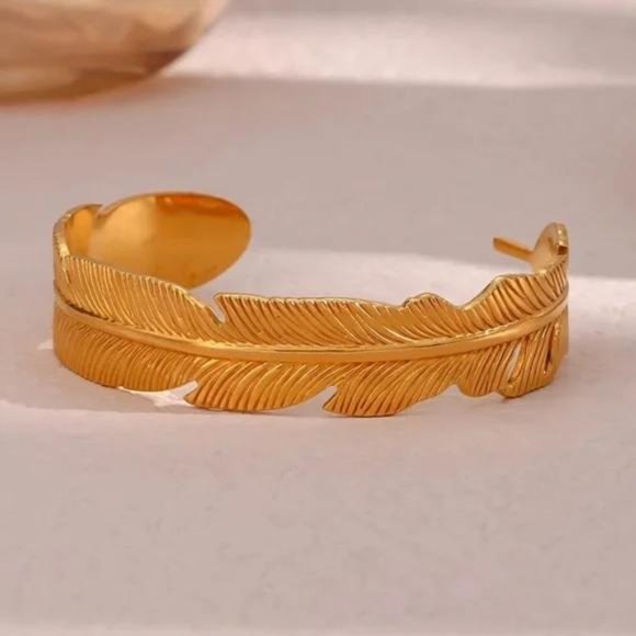 NEW 18K GOLD BANGLE CUFF LEAF BRACELET - Picture 3 of 7